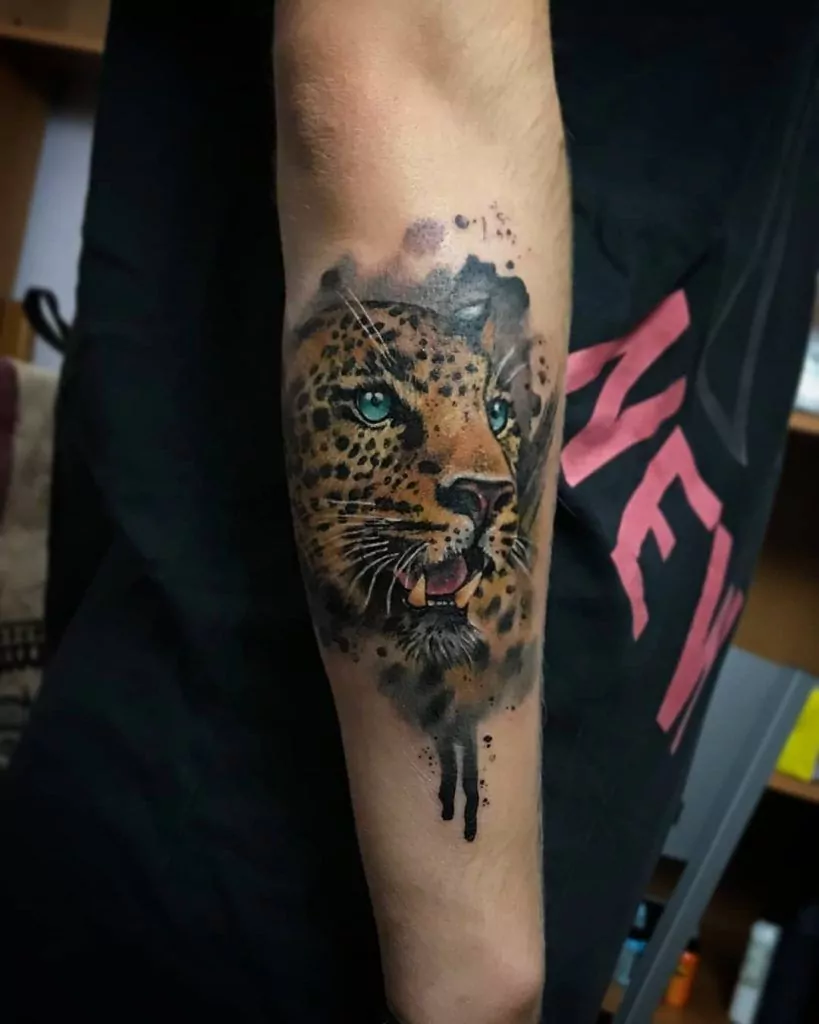 Tatuaje de un tigre estilo realismo a color en el antebrazo