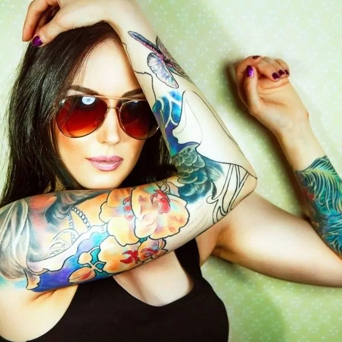 Mujer tatuada a color