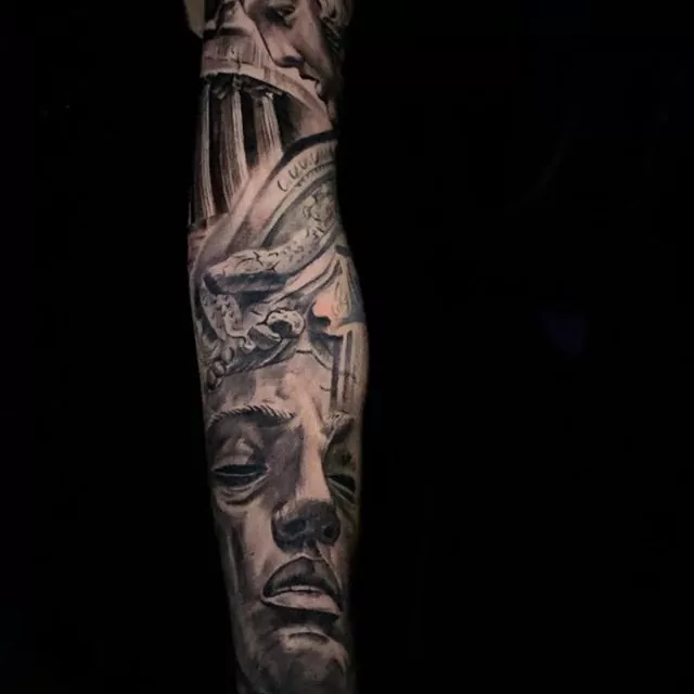 tatuaje realista de cristo en el antebrazo