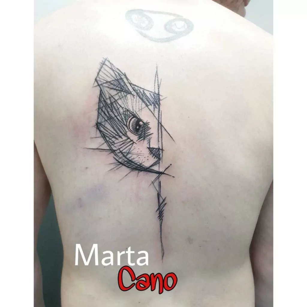 Tatuaje gato estilo minimalista en la espalda.