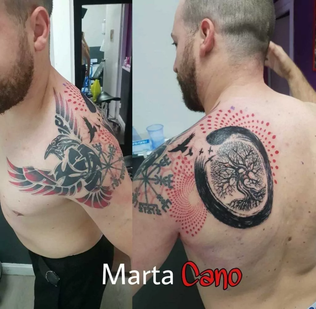 Tatuaje estilo trash polka en el hombro