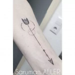 tatuaje minimalismo de una flecha en el brazo