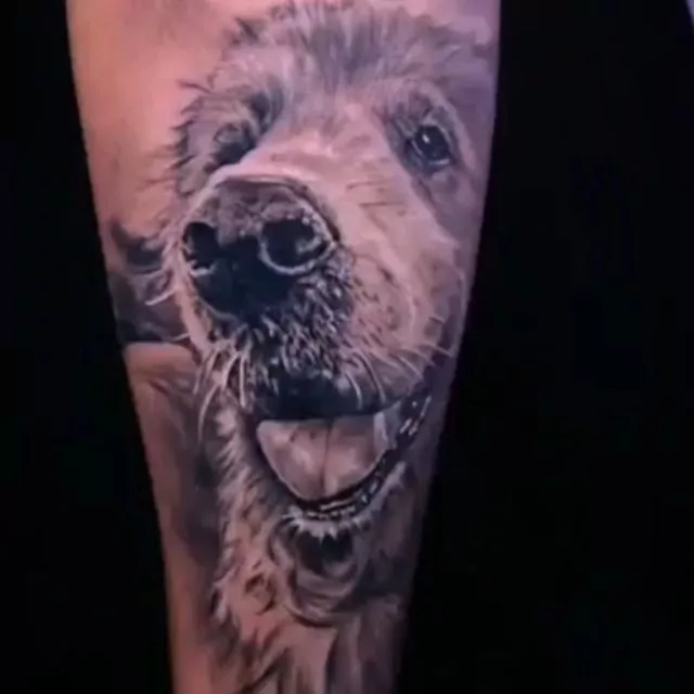 tatuaje realista oso en el antebrazo