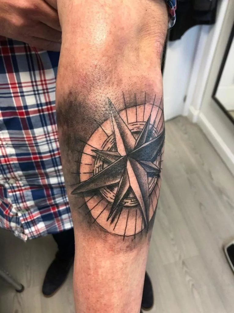 Tatuaje brújula en el antebrazo