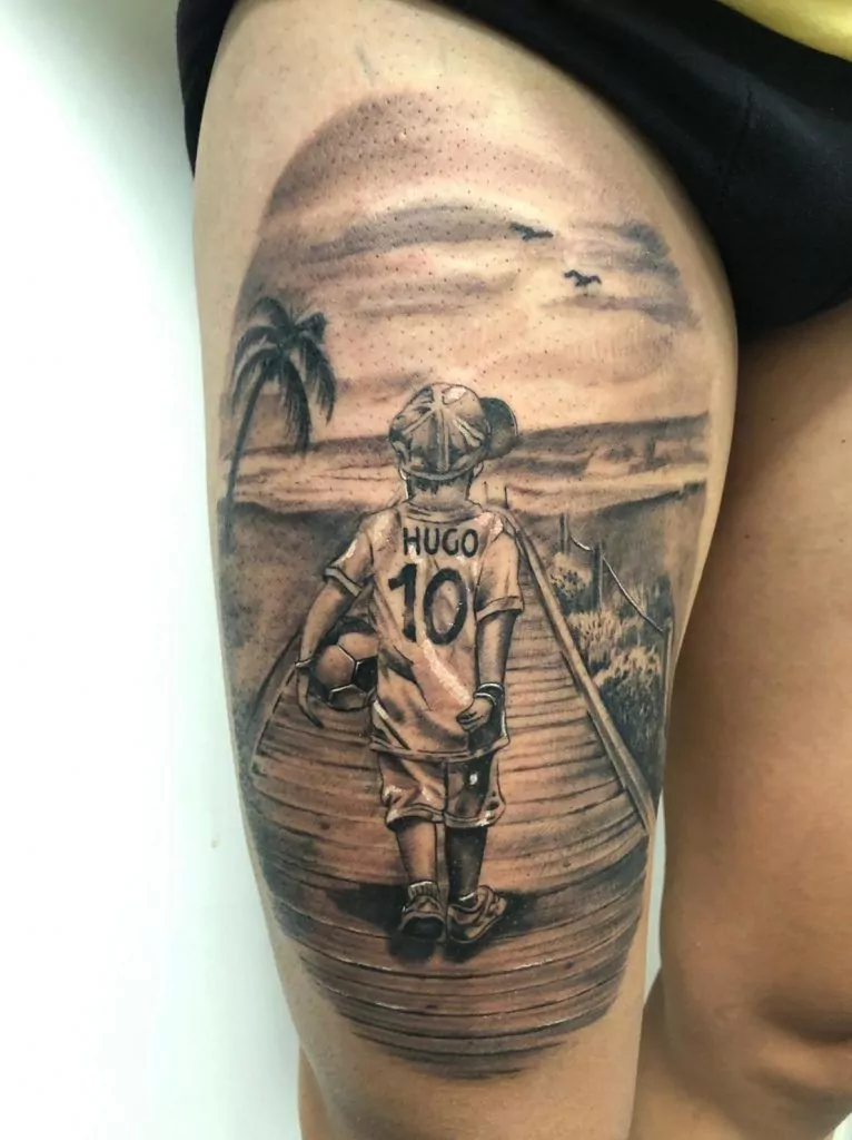 Tatuaje estilo realismo en el muslo