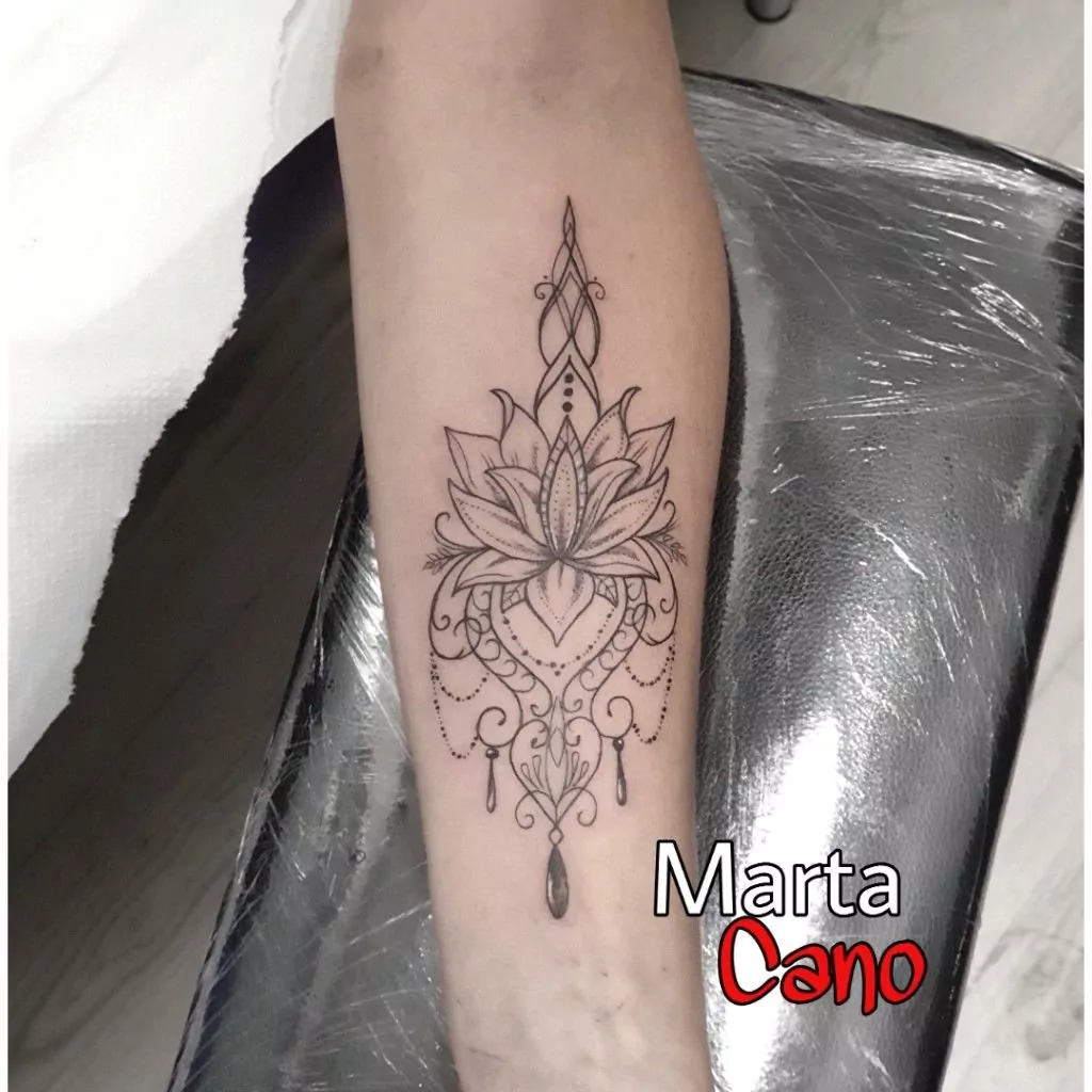Tatuaje mandala con líneas finas en el antebrazo
