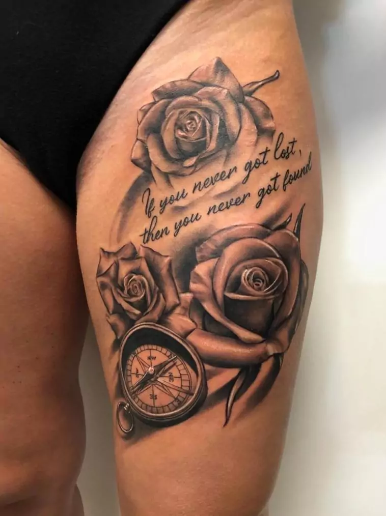 Tatuaje rosas estilo realismo con un reloj y lettering