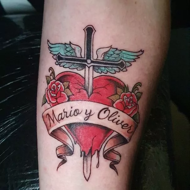 tatuaje watercolor corazón con espada