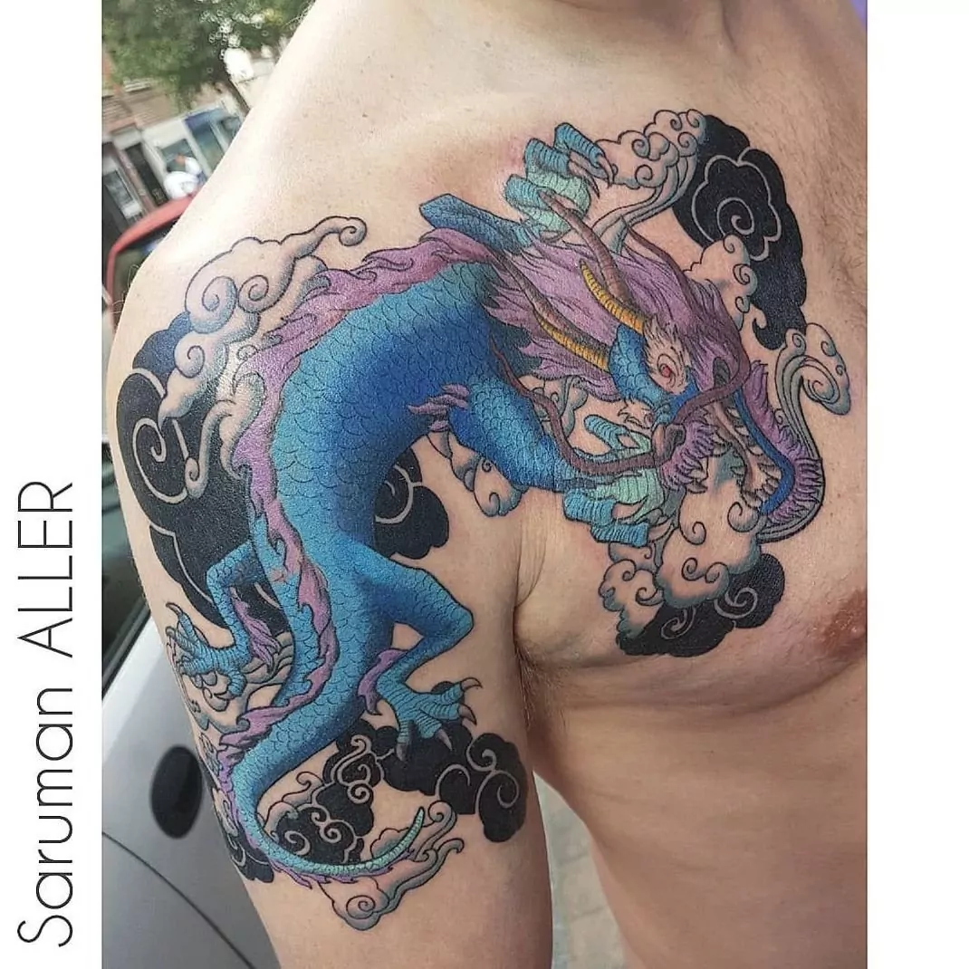 Tatuaje de un dragón estilo neotradicional en el hombro