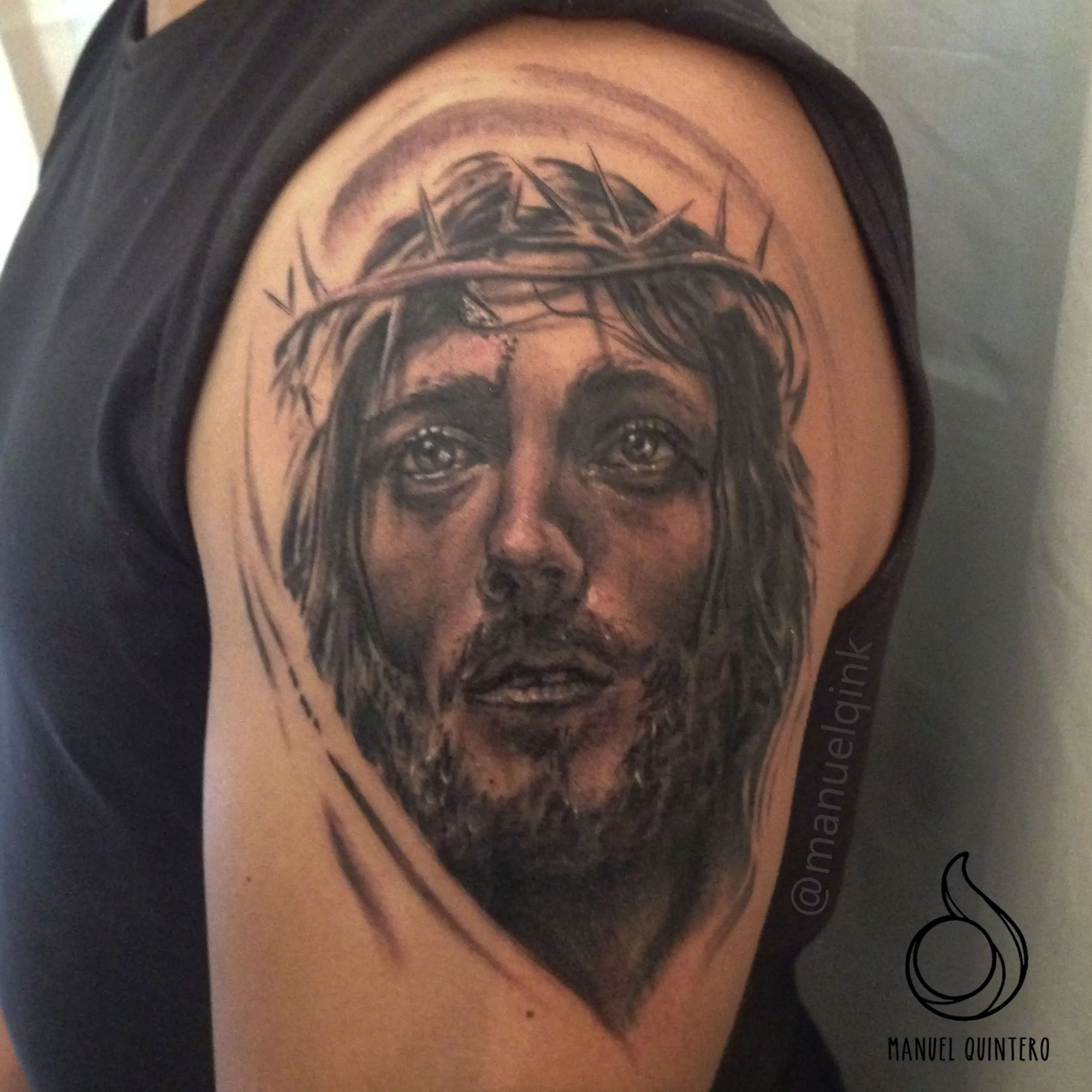 Tatuaje retrato de Jesús estilo realismo en el brazo