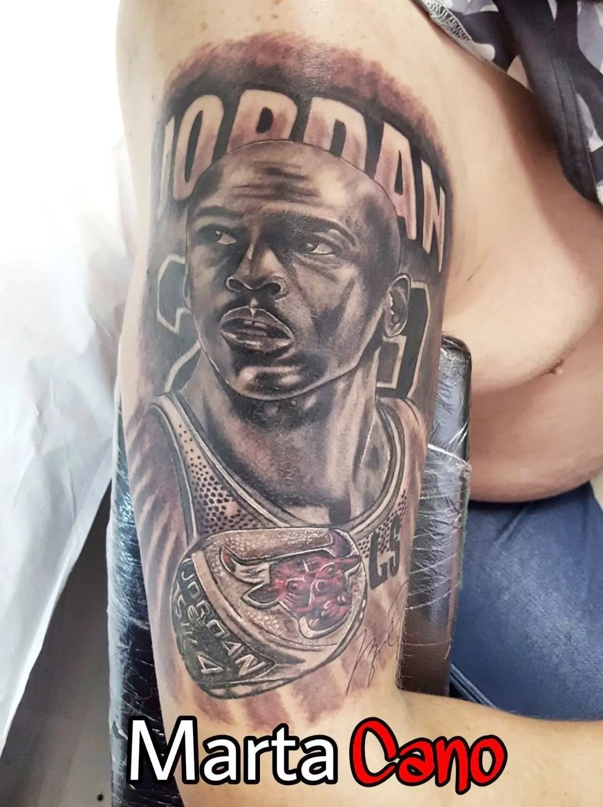 tatuaje realista de Michael Jordan baloncesto