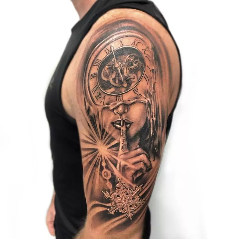 Tatuaje del rostro de una chica con los ojos tapado por un reloj derritiéndose estilo realismo en el brazo