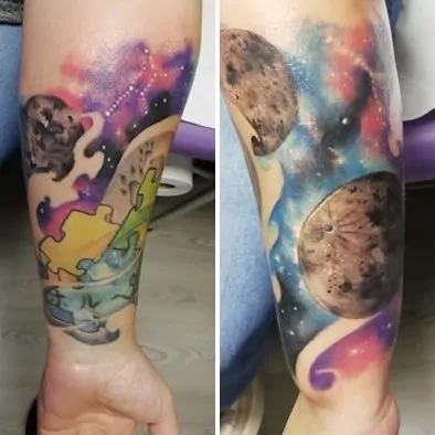 Tatuaje galaxia a color en el antebrazo