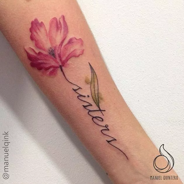 tatuaje lettering y minimalista de una flor