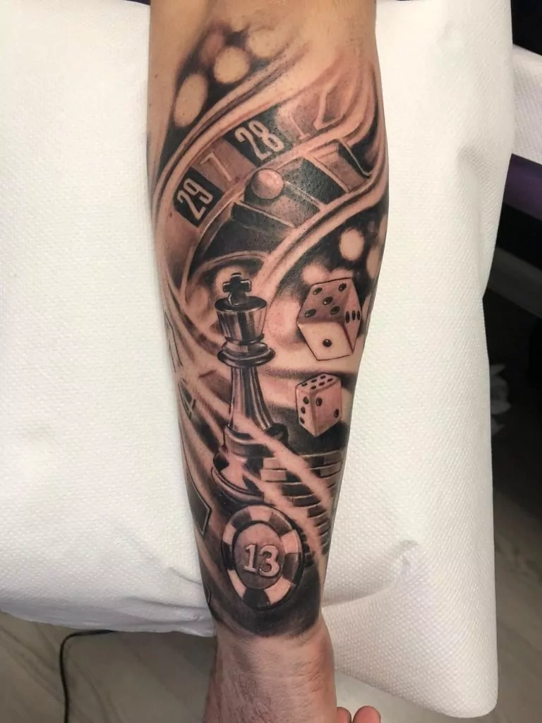 Tatuaje elementos de un casino estilo realismo en el antebrazo