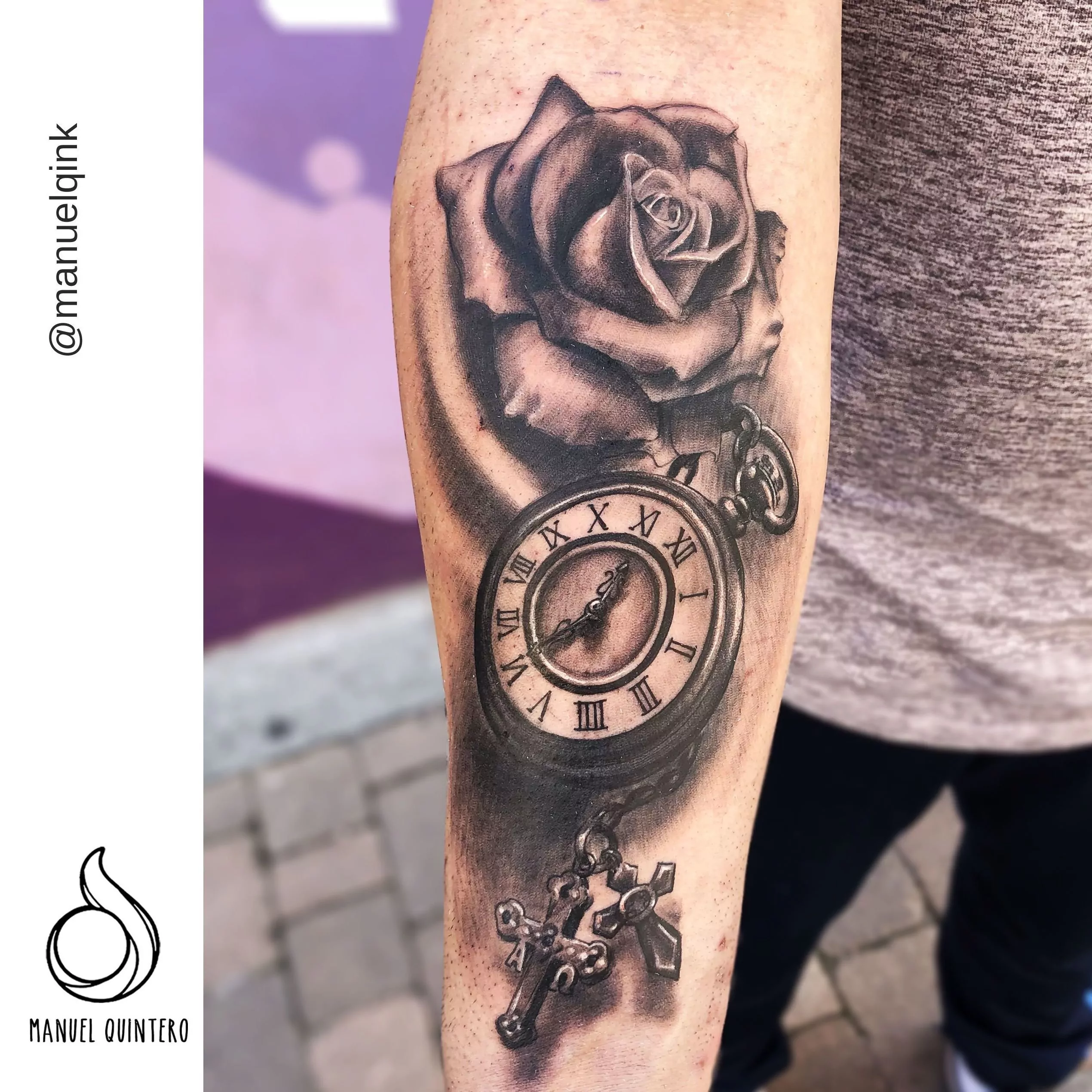 Tatuaje de un reloj con una rosa y un rosario estilo realismo en el antebrazo