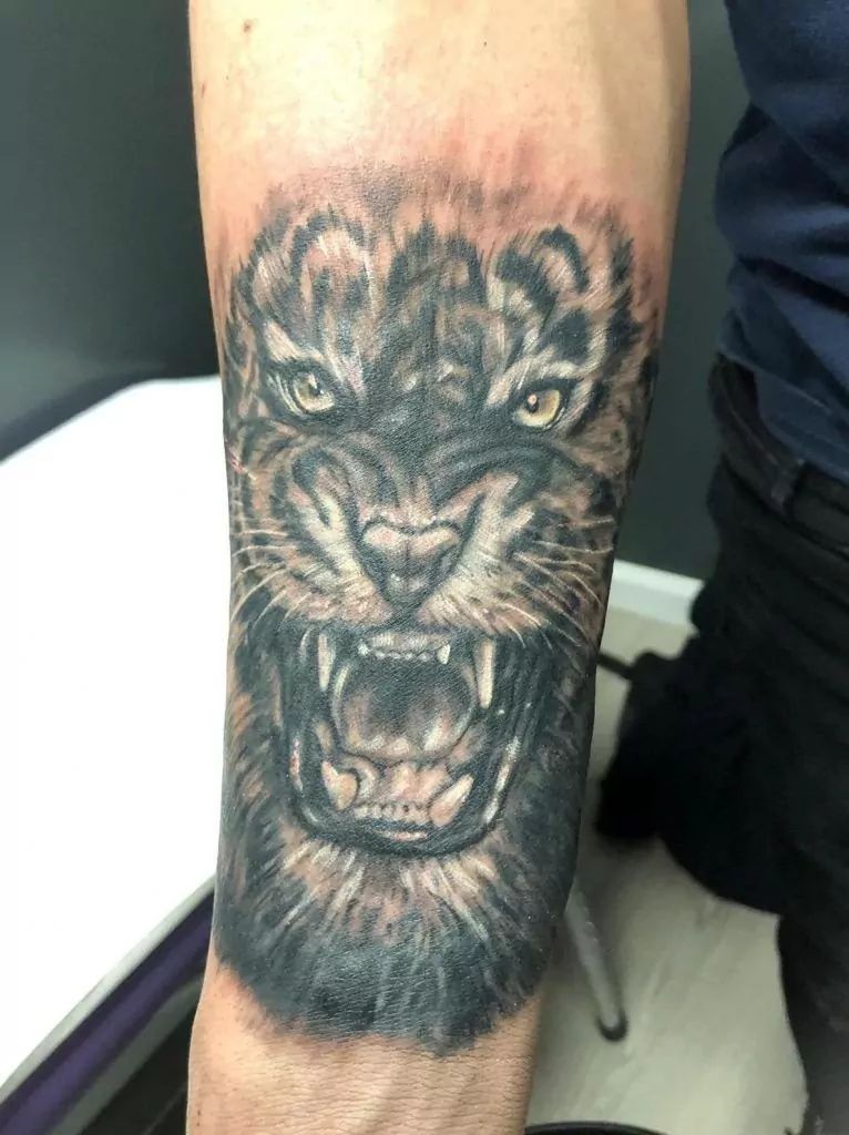 Tatuaje tigre estilo realismo en el antebrazo