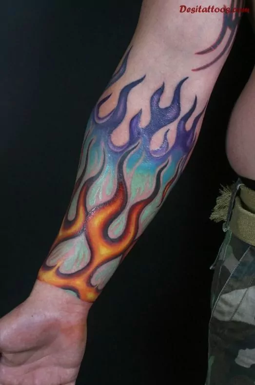 Llamas de fuego en el antebrazo