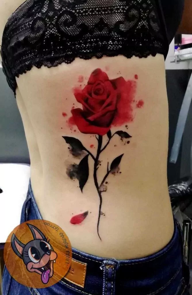 Tatuaje flor estilo watercolor en las costillas