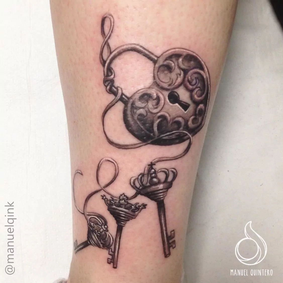 Tatuaje de un candado en forma de corazón con tres llaves con forma de corana estilo realismo