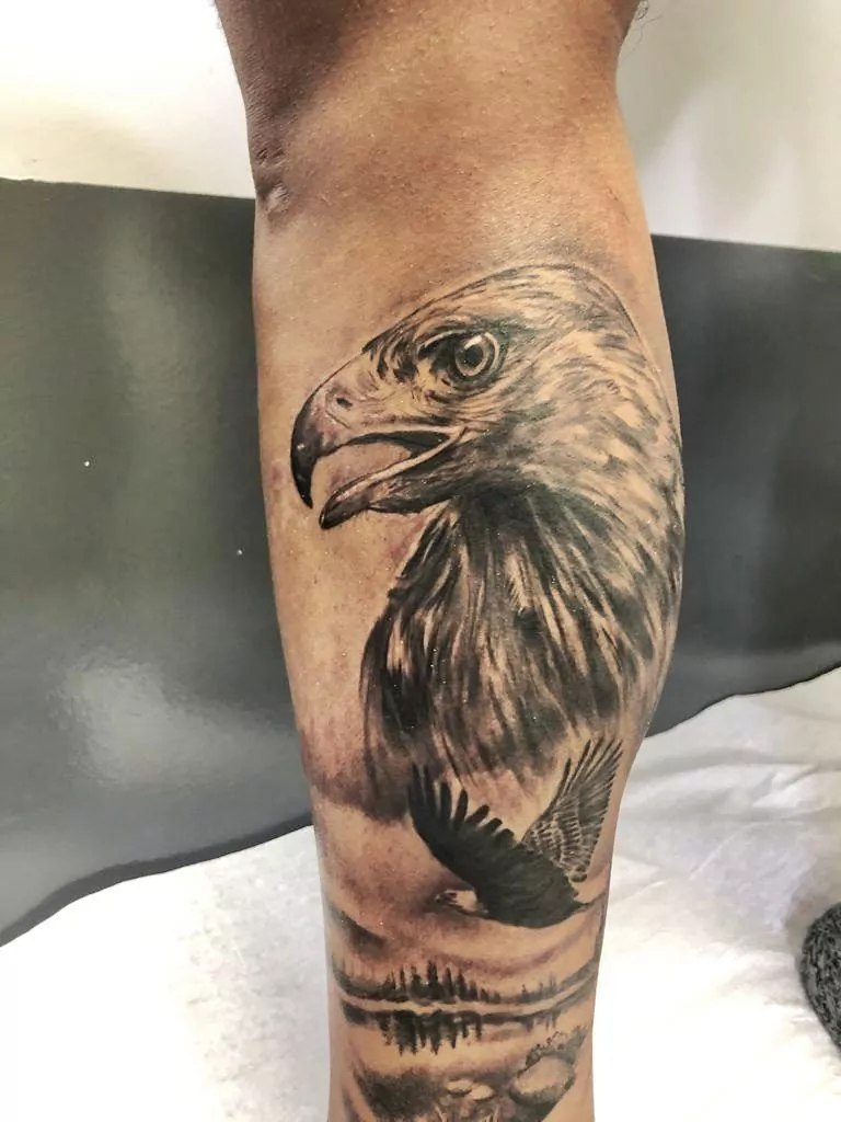 Tatuaje águila en la pierna estilo realismo