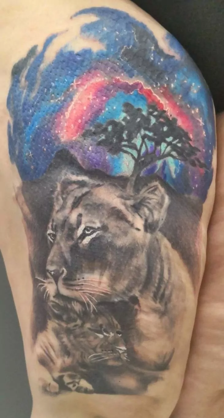 Tatuaje de una leona con su cachorro con efecto watercolor
