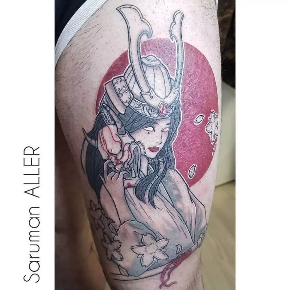 Tatuaje de una guerrera japonesa en la pierna