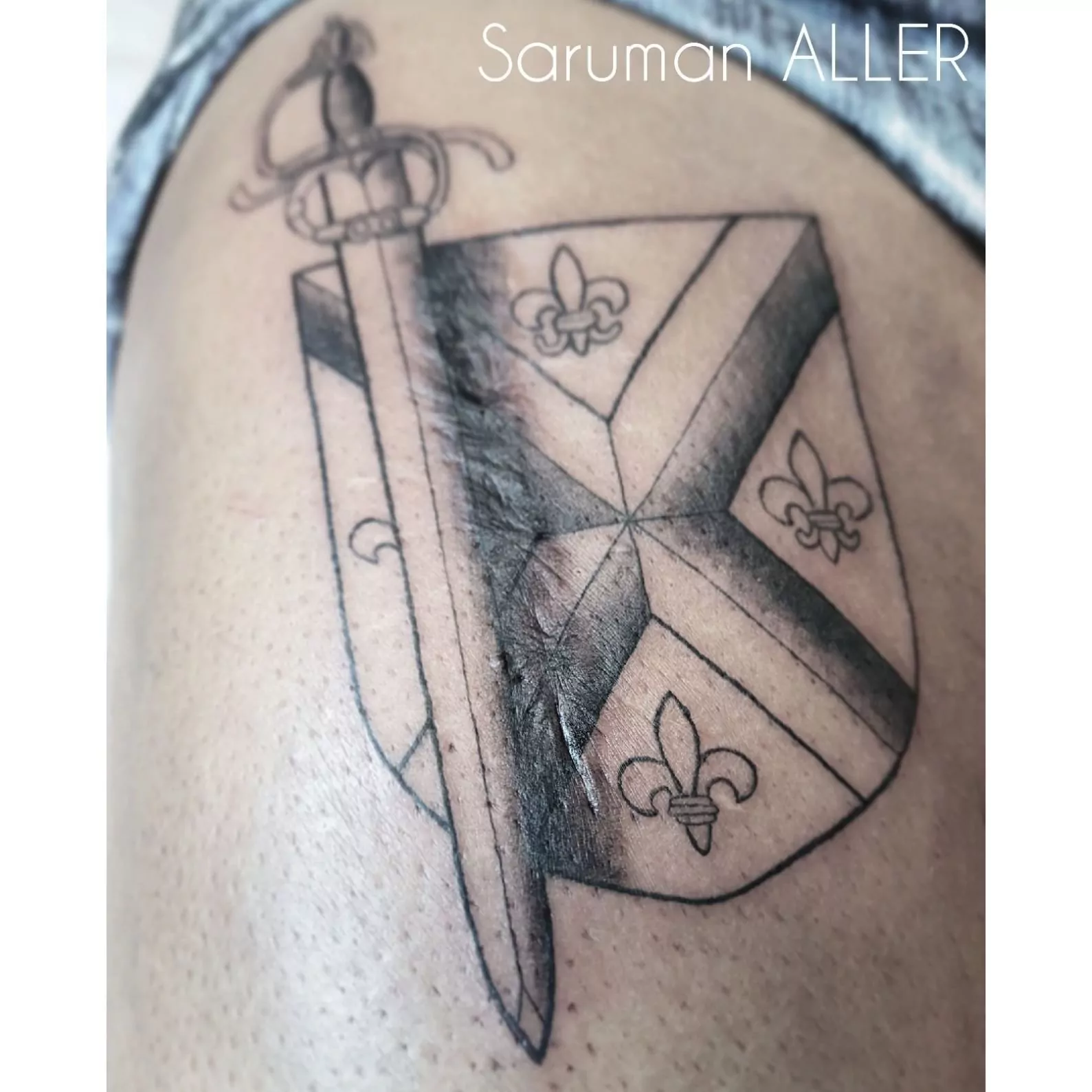 Tatuaje tapado de cicatriz de un escudo y una espada