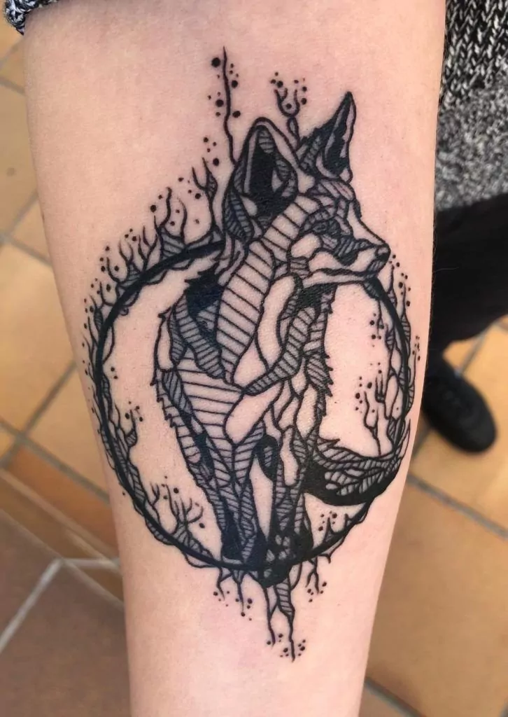 Tatuaje de un zorro minimalista en el antebrazo