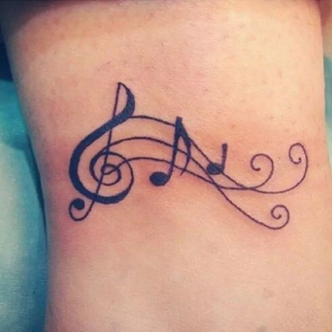 Tatuaje de notas musicales