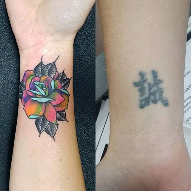 Tapado de tatuaje a color en la muñeca