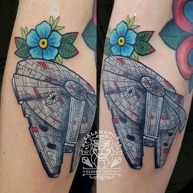 Tatuaje nave espacial el Halcón Milenario