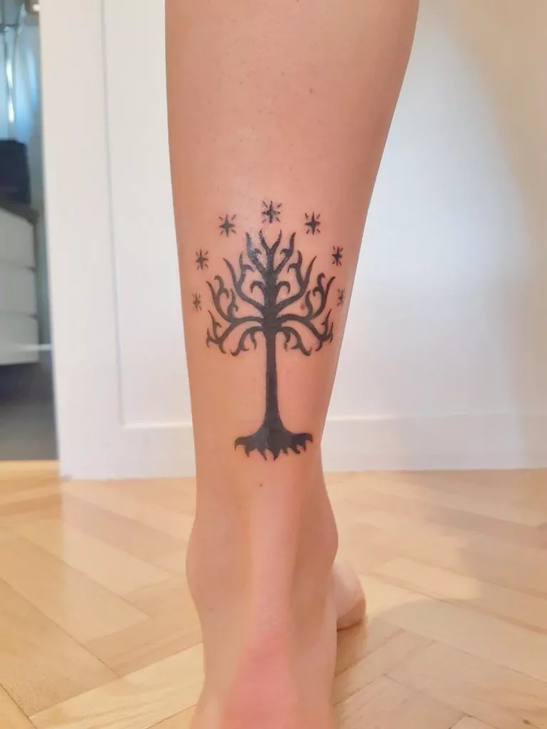 Tatuaje el árbol de la vida estilo minimalista en la pierna