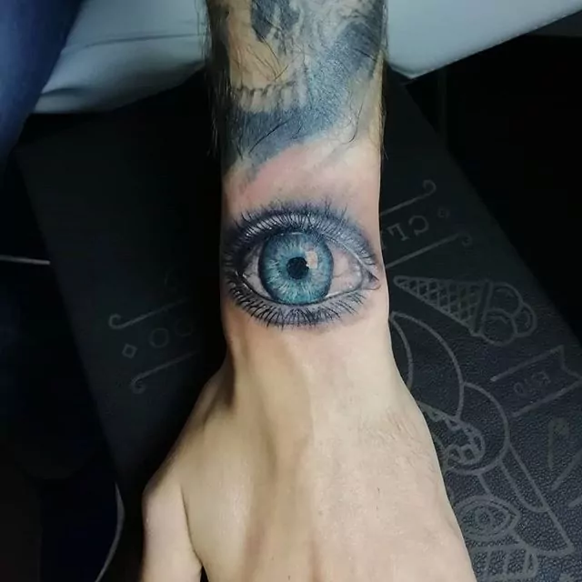 Tatuaje de un ojo en la muñeca estilo realismo a color