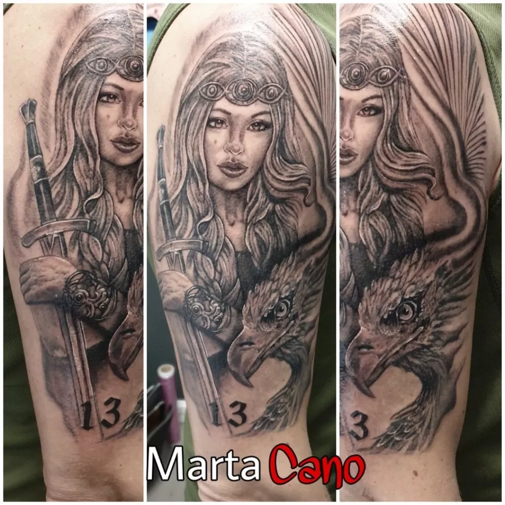 Tatuaje de una guerrera sosteniendo una espada y un águila estilo realismo