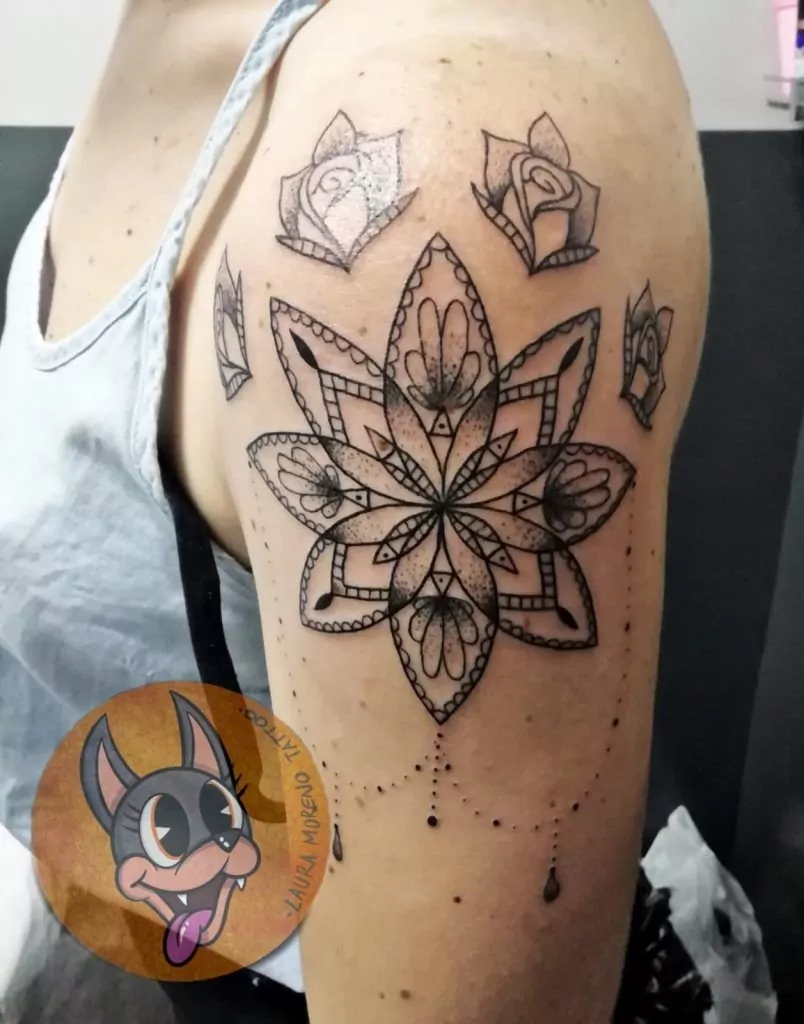 Tatuaje flor mandala con líneas finas en el brazo