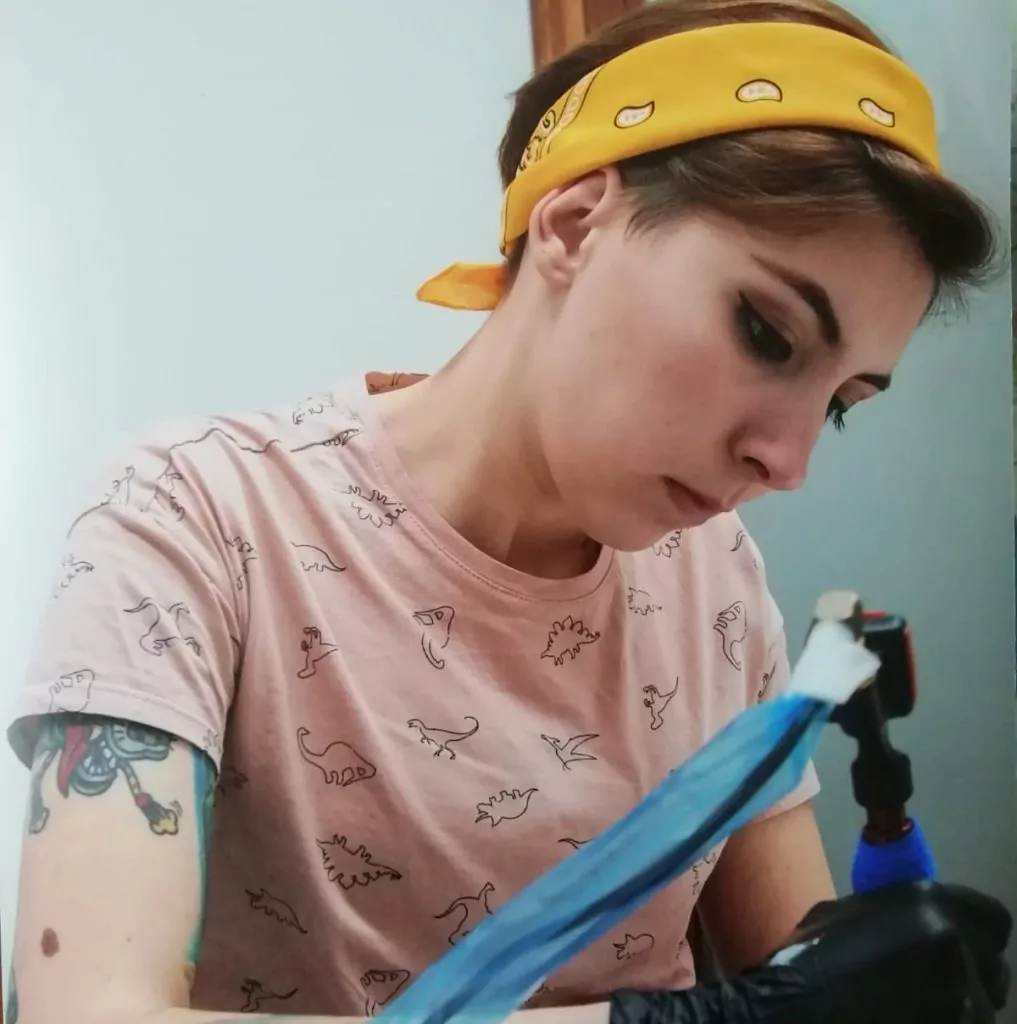 Laura moreno tatuadora realizando un tatuaje