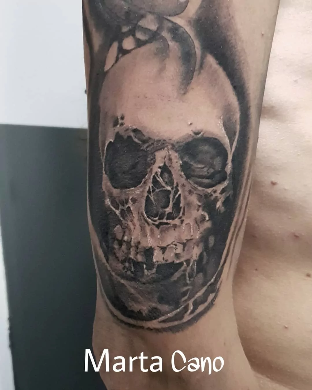 tatuaje realista de calavera