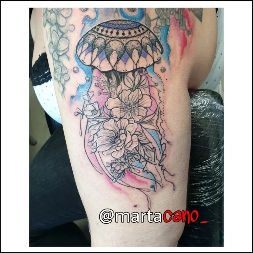 watercolor tattoo de medusa en el brazo