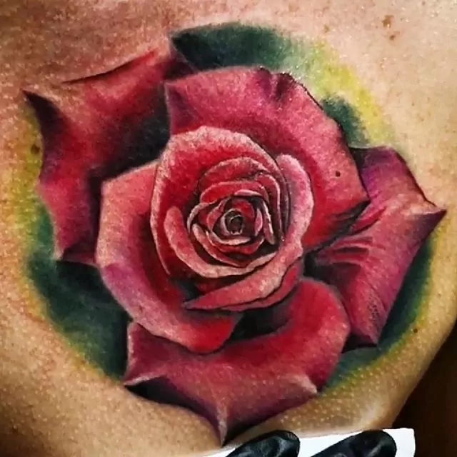 tatuaje rosa a color