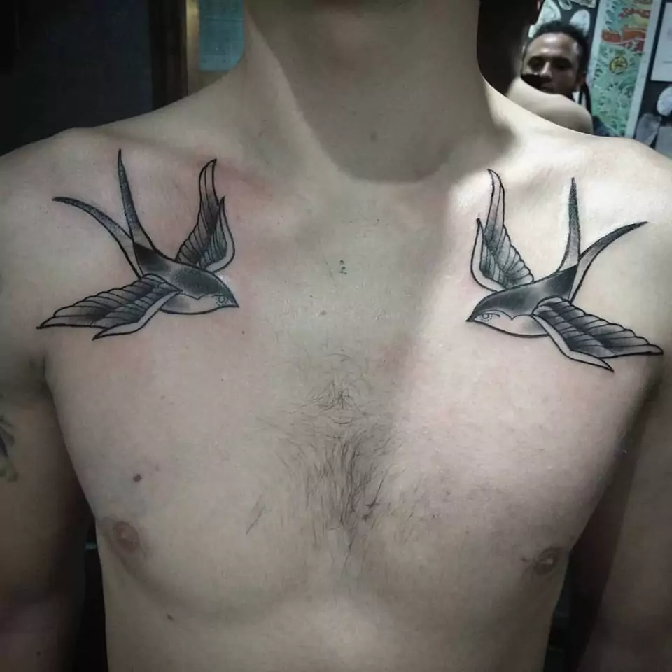 tatuaje pecho hombre