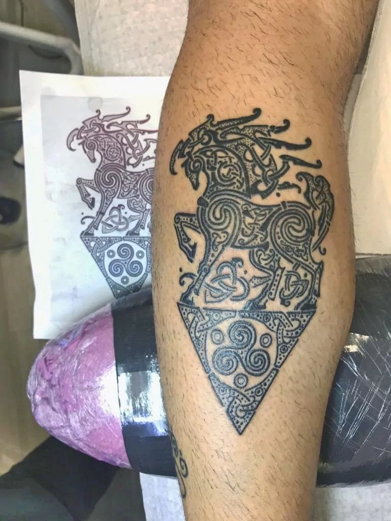 tatuaje celta de un caballo