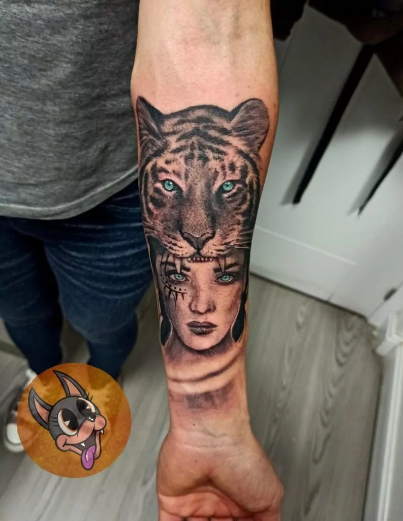 tatuaje realista retrato de señora usando un tigre como sombrero