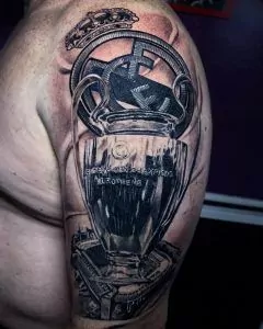 tatuaje real madrid en el brazo