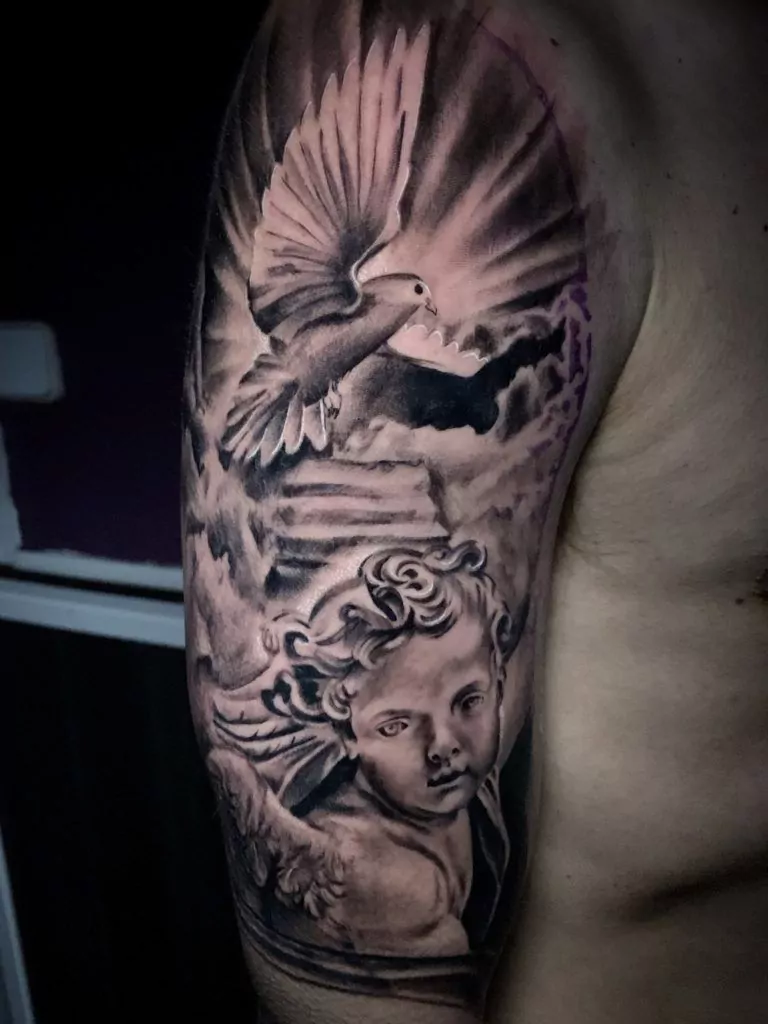 Tatuaje de la paloma de espíritu santo y un ángel estilo realismo