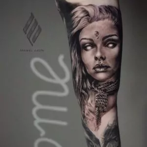 Rostro mujer en el brazo estilo realismo