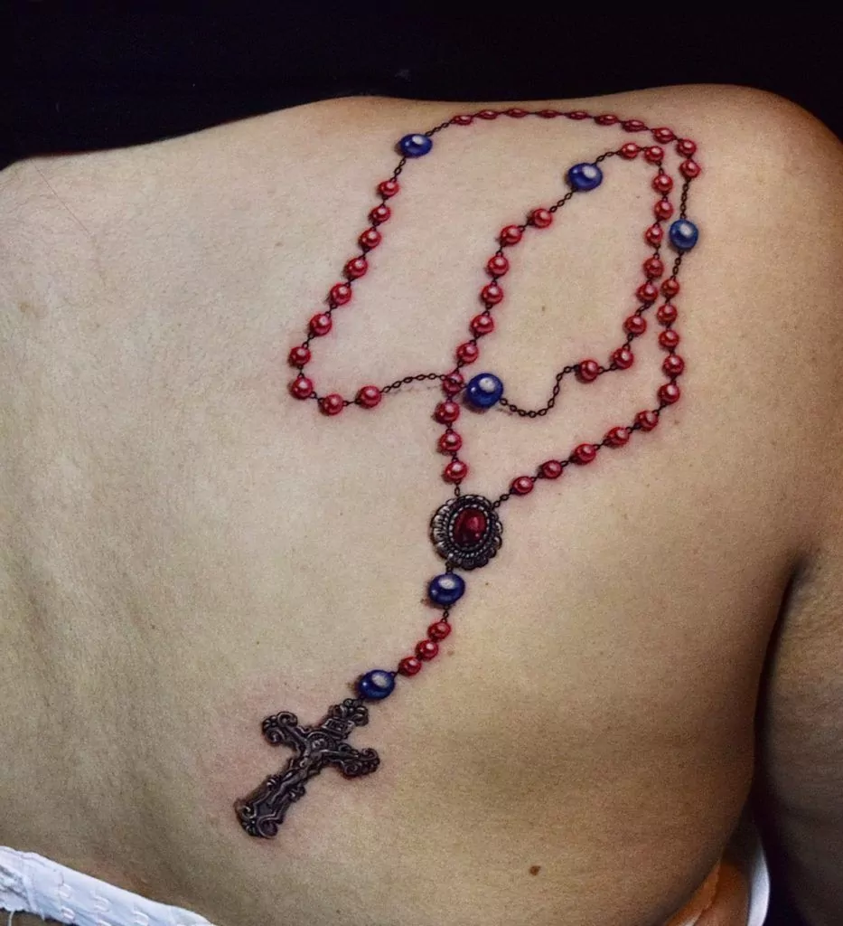 Tatuaje rosario en la espalda estilo realismo