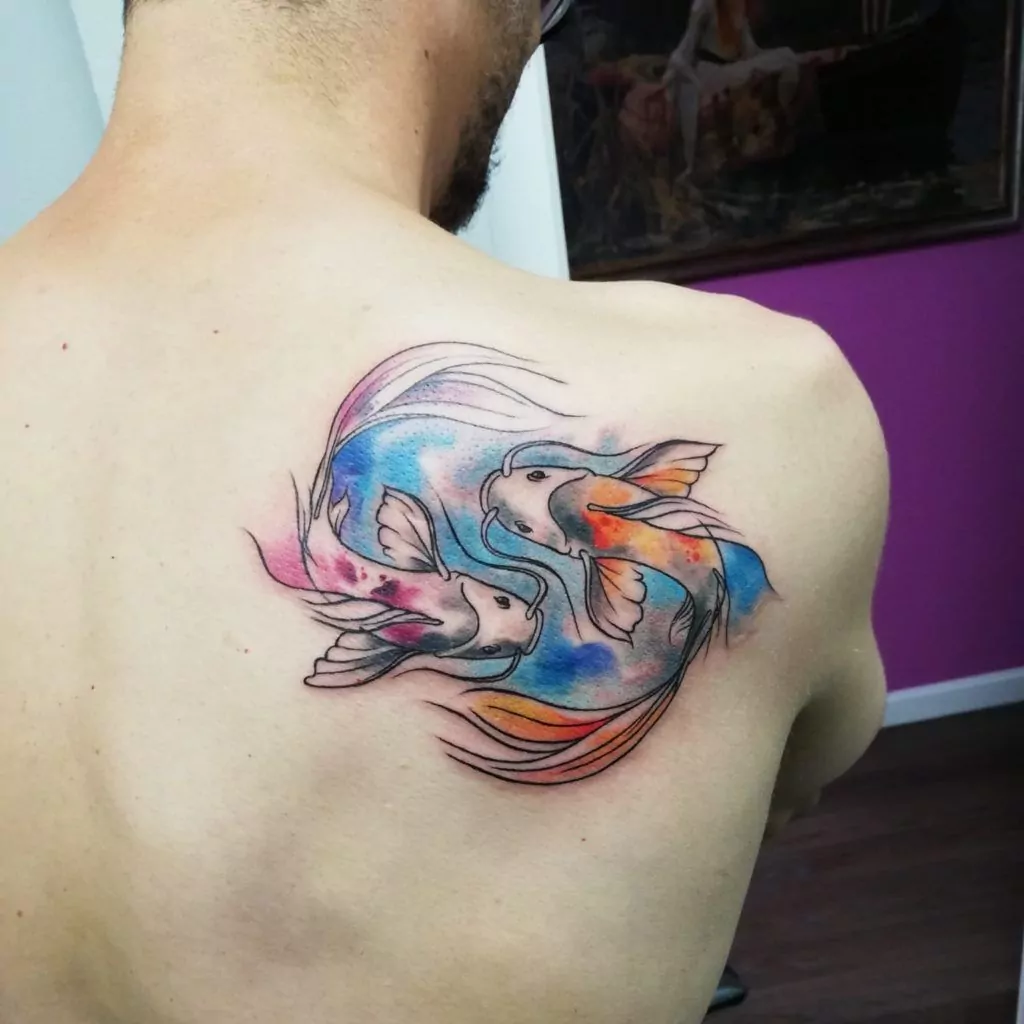 carpas watercolor tattoo en la espalda