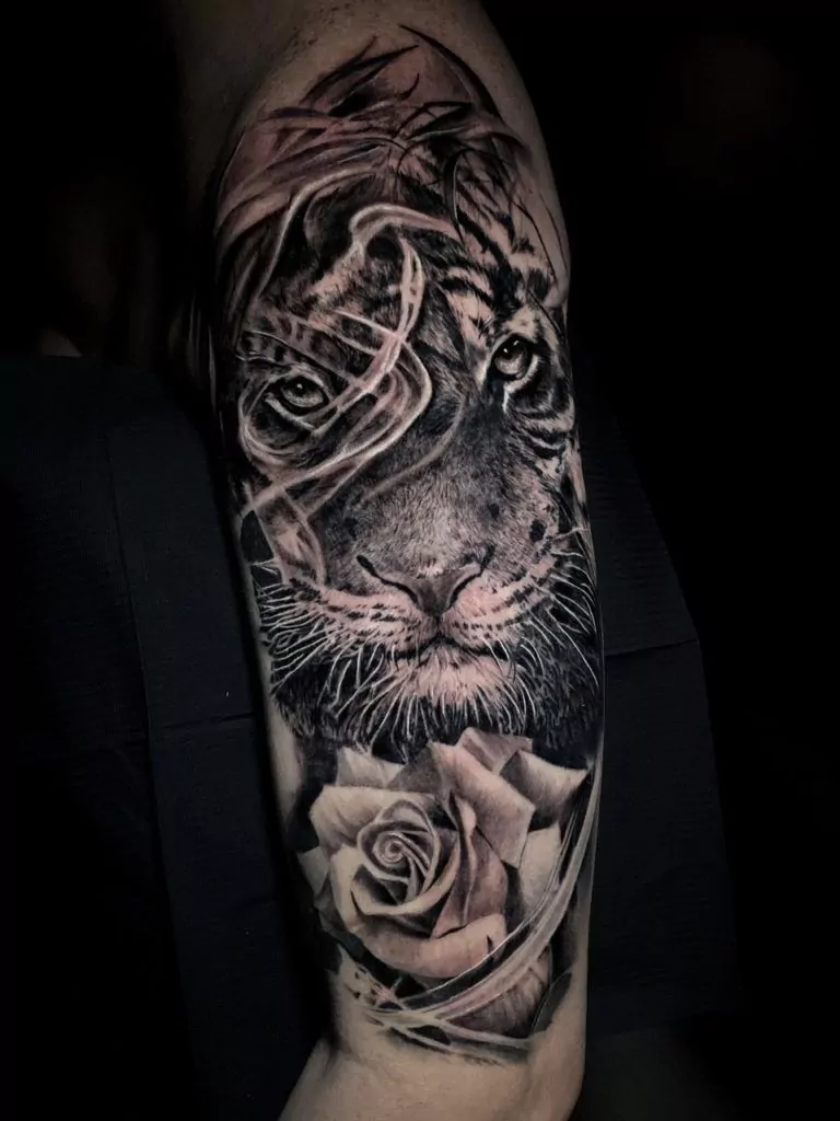 tigre realismo tattoo en el brazo