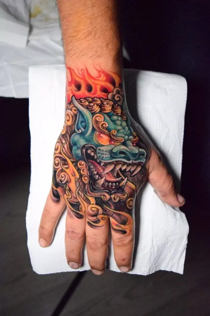 Tatuaje dragón a color